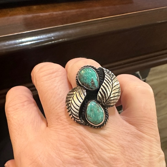Elegant Silver and Turquoise Leaf Ring - Picture 2 of 8